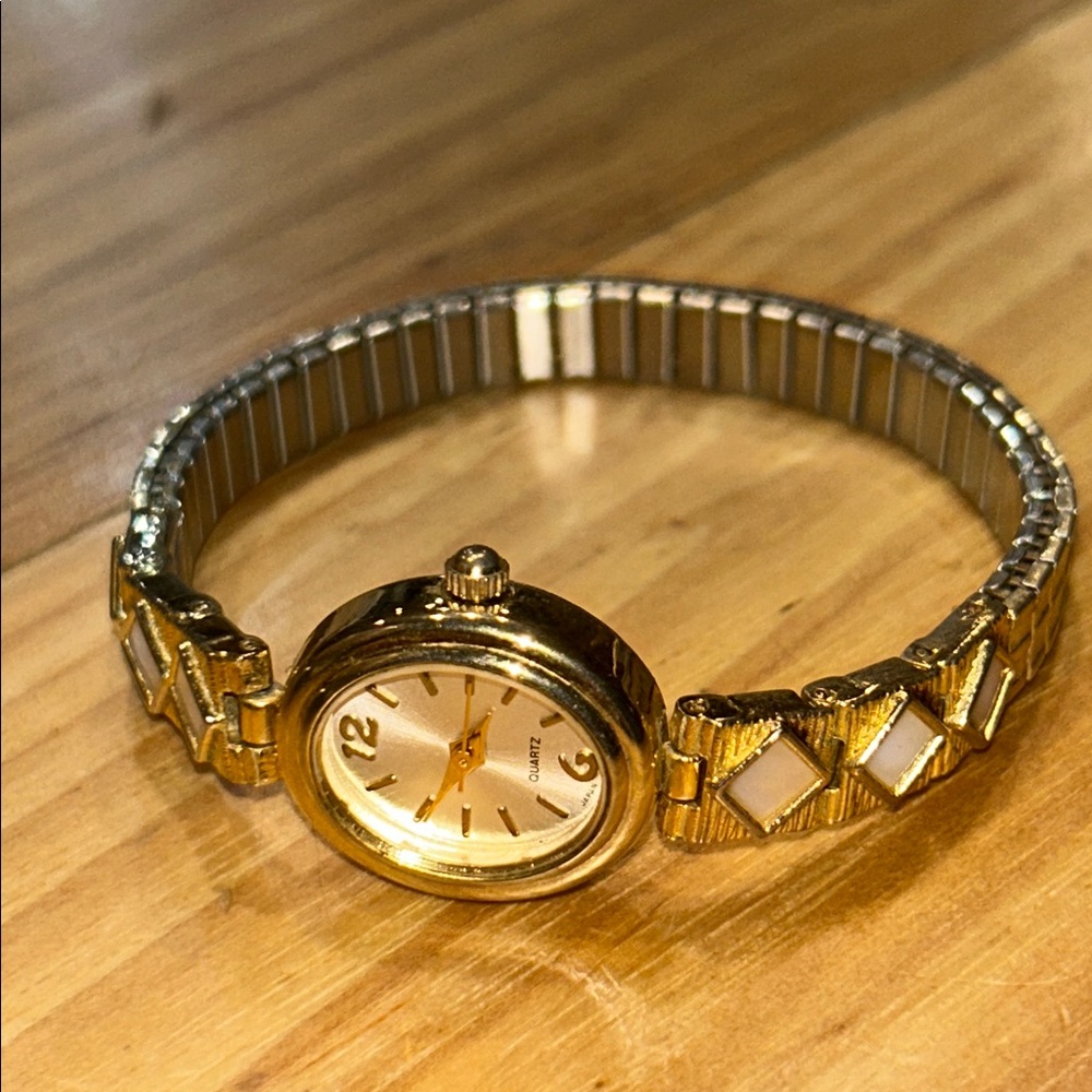 Quartz Gold Women's Watch expandable band